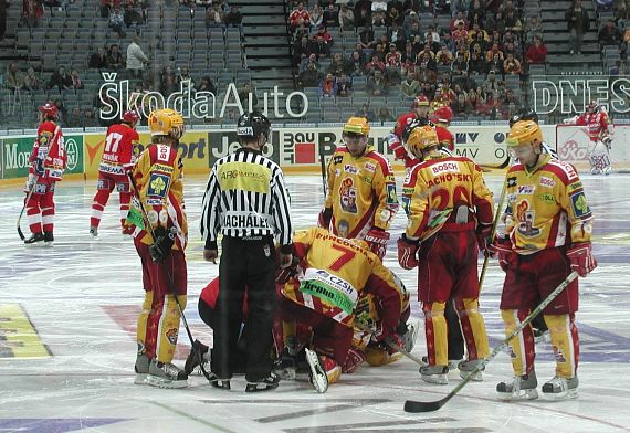 Ji�� Dobrovoln� se vzpamatov�v� po z�sahu pukem. Foto: Michael Mare�